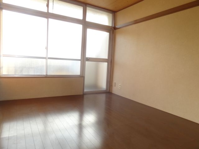 Living and room. It is bright flooring Western-style.