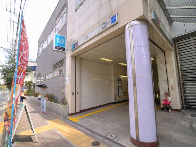 station. Tokyo Metro Hanzomon "push-up" 1040m to the station