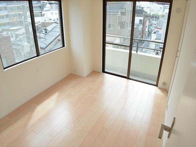 Non-living room. Is a bright two-sided lighting Western-style