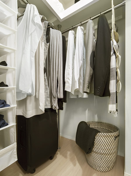 Walk-in closet, which is installed in a Western-style (1). Easily taken out because Seikatachi a, Sister easy to store