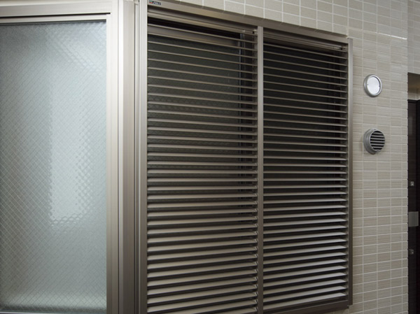 Security.  [Louver surface lattice] Adopt the louver surface grid to prevent intruders from the window to the shared corridor side. Blindfold, Modulated light, The angle adjustment with the ability to exert an effect on ventilation.  ※ Except for some FIX unit, and the like