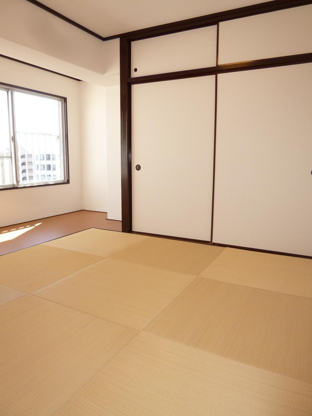 Non-living room. Japanese-style room about 6.8 tatami. Ryukyu tatami ・ With veranda. You can also plenty There is also housed a large closet.