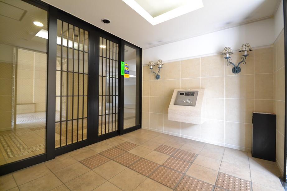 Entrance. TV monitor with auto-lock entrance