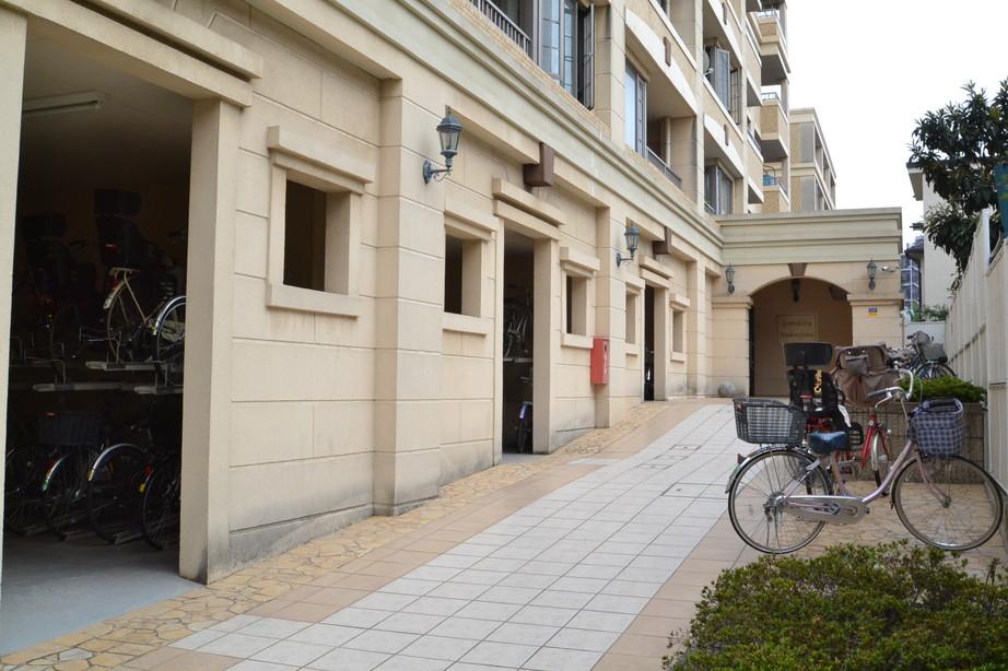 Entrance. Entrance approach