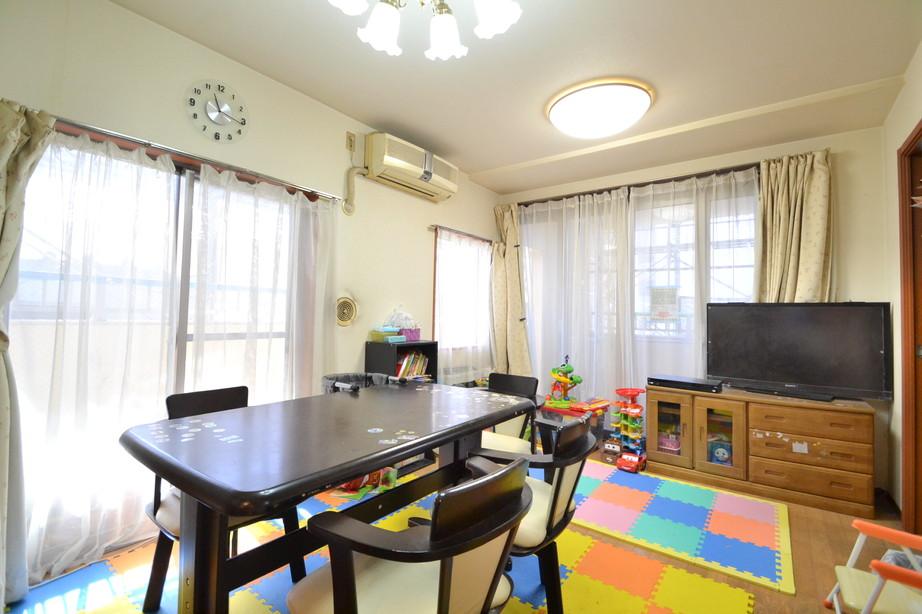 Living. Two-sided lighting ・ Two-sided balcony living dining