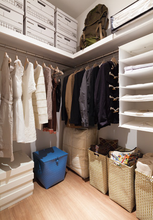 Receipt.  [Walk-in closet] In the space of large capacity, Walk-in closet that can be plenty of storage, including the variety of items the clothing.