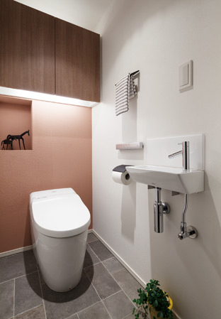 Other.  [Water-saving low tank toilet] Low silhouette does not go out of the tank gives plenty of room space at the top, Sophisticated shape of the water-saving toilets. Adopted by the standard lighting with top shelf cupboard illuminates the diatomaceous earth wall with texture.
