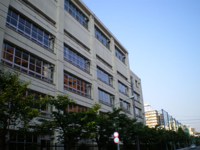 Junior high school. Municipal third Kameido 520m up to junior high school (junior high school)