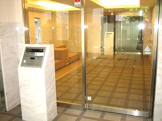 Entrance. Double auto-lock, Secom security