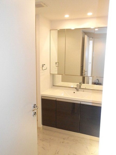 Washroom. Brokerage 0, Three-sided mirror with shampoo dresser