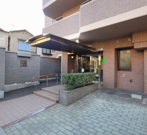 Entrance. Total units 22 units auto five-story condominium with a lock "towing" a 3-minute walk from the train station