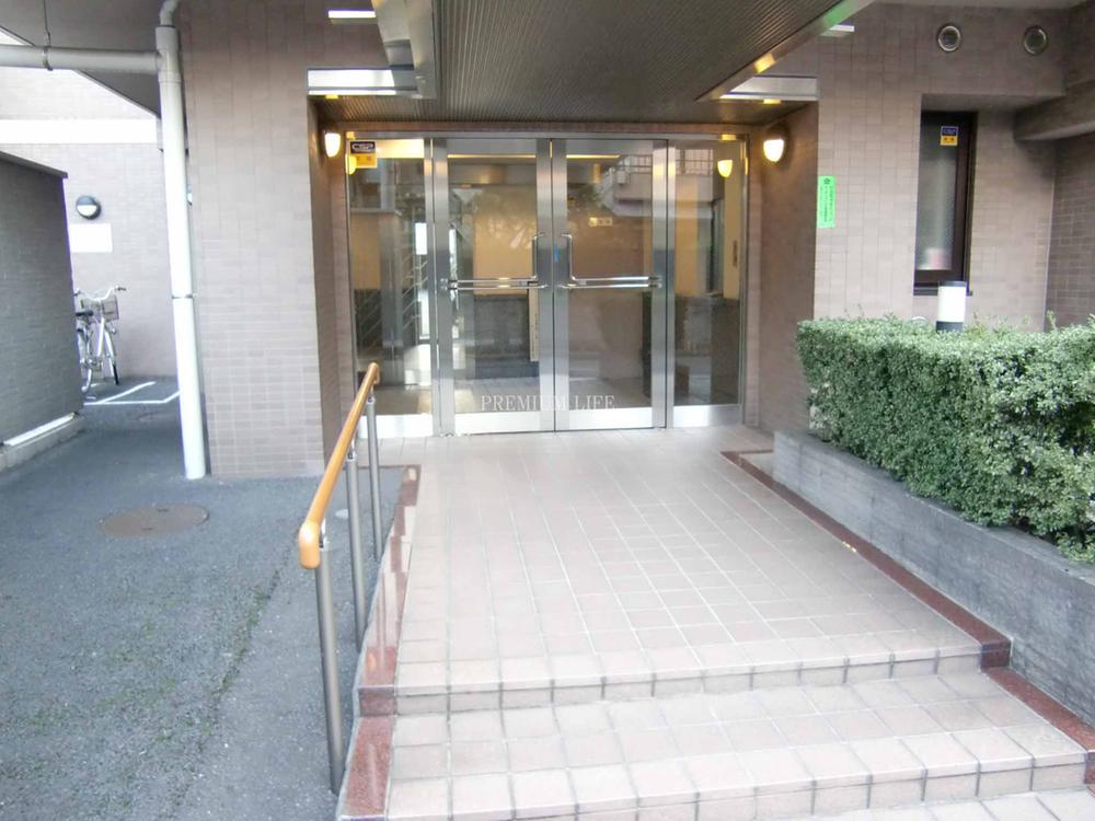 Entrance. Auto apartment with lock