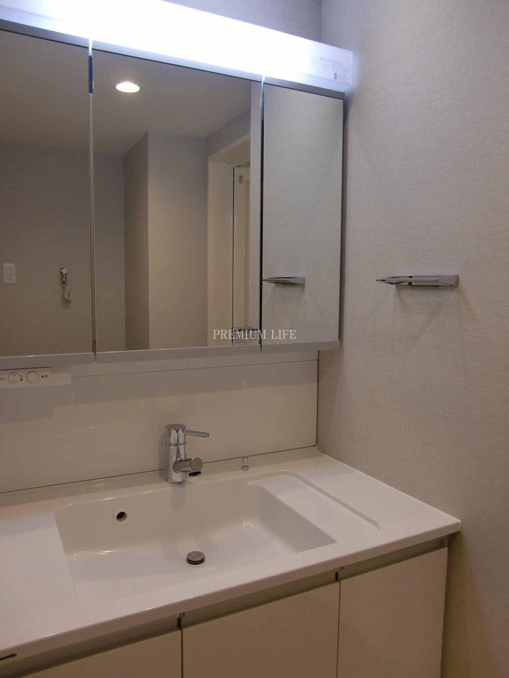 Wash basin, toilet. Wash basin-wide three-sided mirror