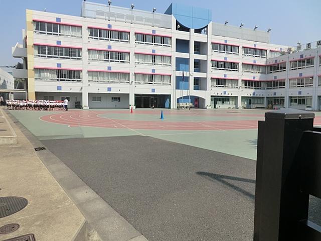 Primary school. 550m to Sumida Ward pushing up elementary school