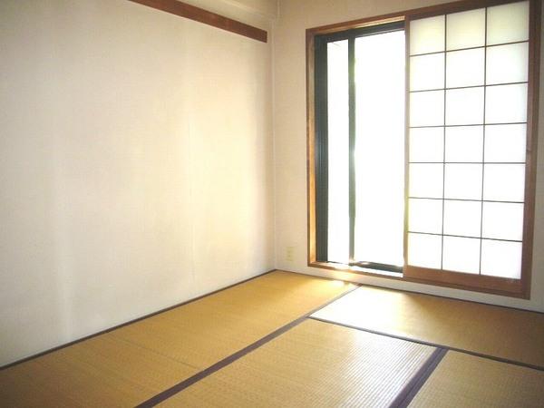 Non-living room. There is also a Japanese-style room!