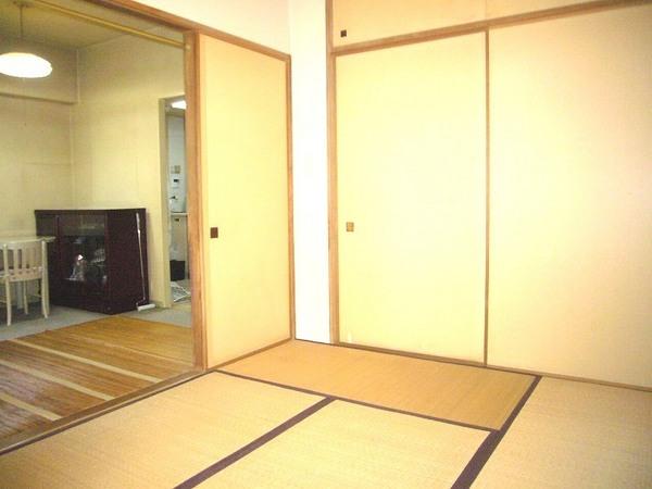 Non-living room. It is very beautiful to your!