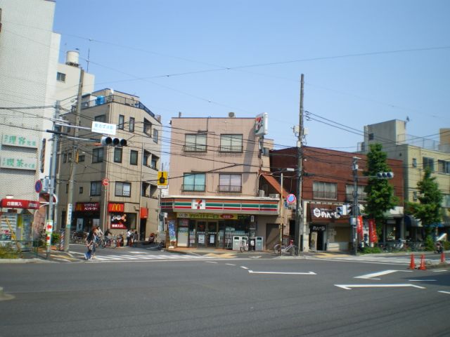 Convenience store. 280m to Seven-Eleven (convenience store)