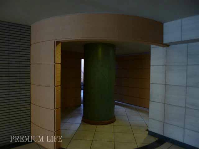 Entrance. Auto-lock equipped