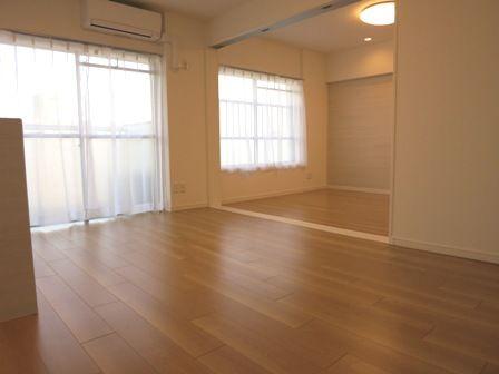 Living. ~ 12 / 6 interior was completed ~  Exposure to the sun ・ View is good.  Views of the Sky Tree from balcony.  Pet breeding Allowed.  Management system is also good at management personnel Jukomi.  4 line 3 Station is available.