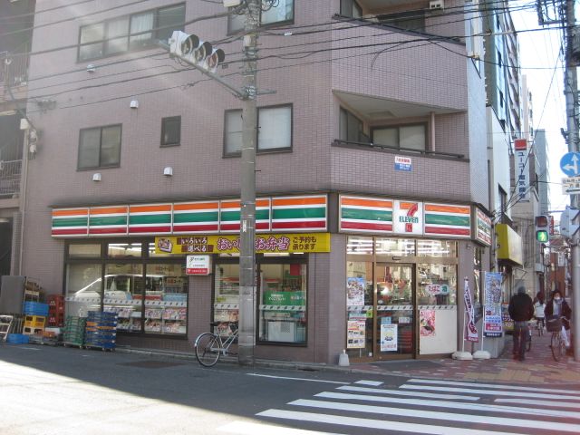 Convenience store. 220m to Seven-Eleven (convenience store)