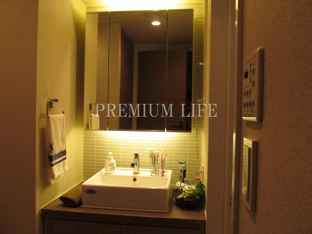 Wash basin, toilet. Wash basin, such like a hotel