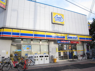 Convenience store. MINISTOP up (convenience store) 88m