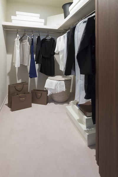 Walk-in closet (Western-style 1) abundant amount of storage by utilizing the ceiling height. Can be put away neatly indoor