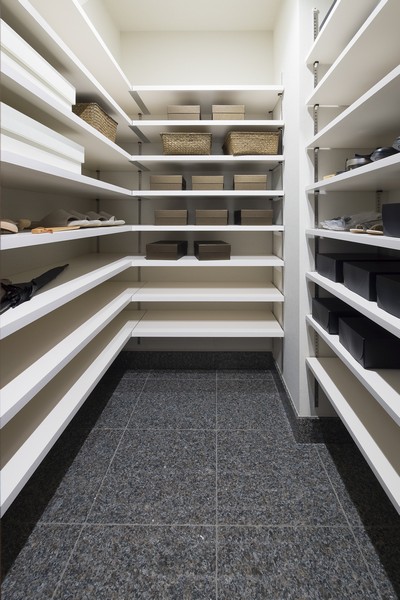 Shoes-in closet three directions ・ Shaped storage space of co. Since the movable shelf, A height boots, etc. also can be stored