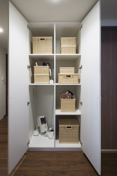 Since the corridor of those input depth there is plenty, I want to organize easy to use to match the frequency of use. Move the shelves, Vacuum cleaner or mop can also be accommodated