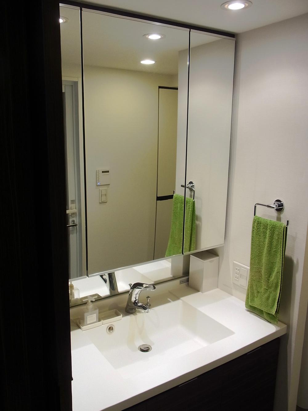 Wash basin, toilet. Indoor (July 2012) shooting