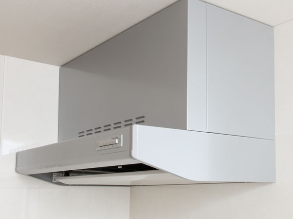 Kitchen.  [Rectification Backed range hood] Range hood of a full-fledged form is, Equipped with a current plate to collect the smell and smoke efficiently.