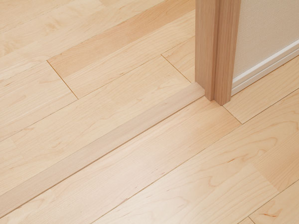 Other.  [Flat floor and veneer flooring] Room and living room, Between, such as the living room and the hallway, Minimizing design a step of the floor. Consideration of the safety of the feet, Also stuck to the material.