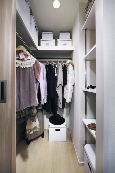 Interior. Providing a storage-to-ceiling, Utilizing the space to the fullest, Large capacity of a walk-in closet (same specifications)