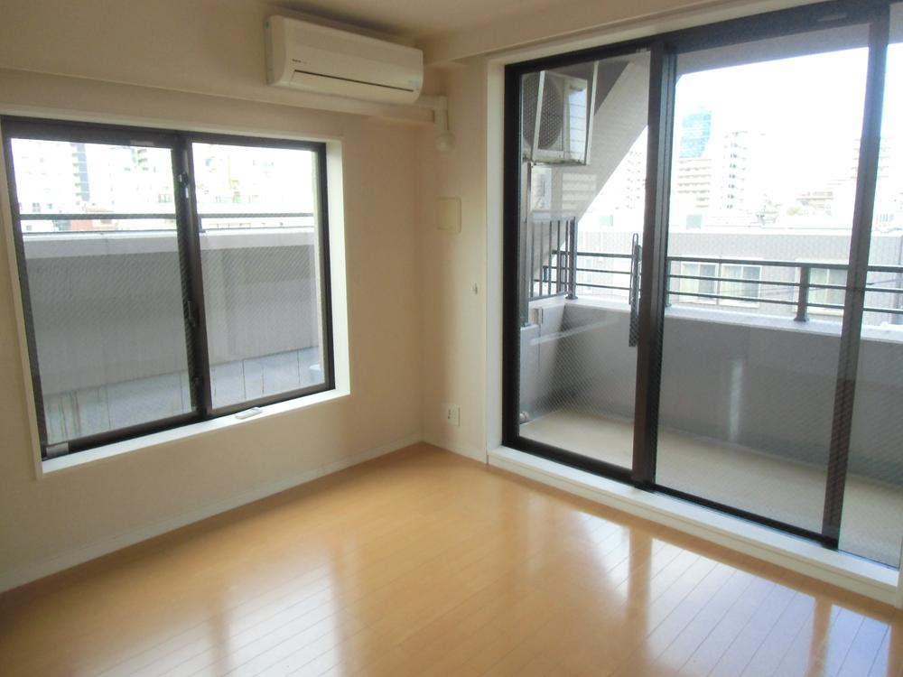 Non-living room.  ■ Bright room corners dwelling unit