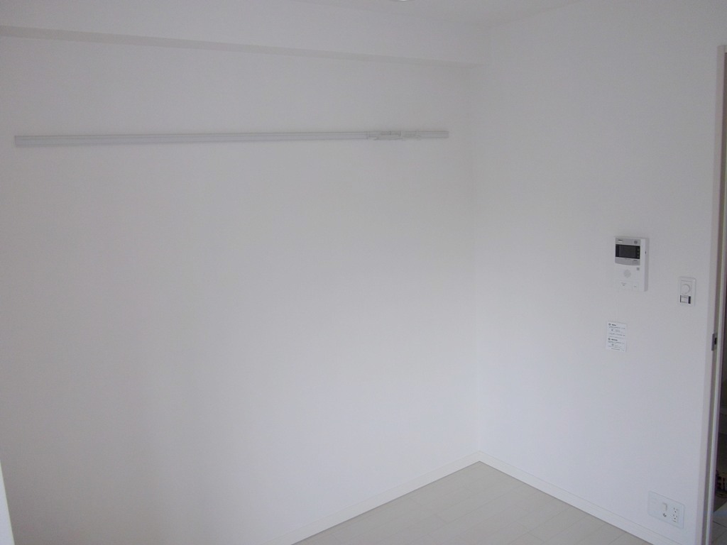 Living and room. Hanging Yes