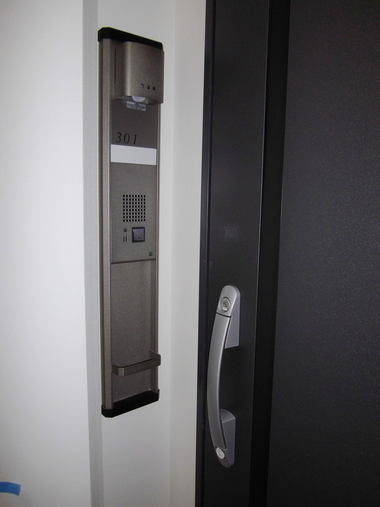 Entrance. Peace of mind with a double lock.