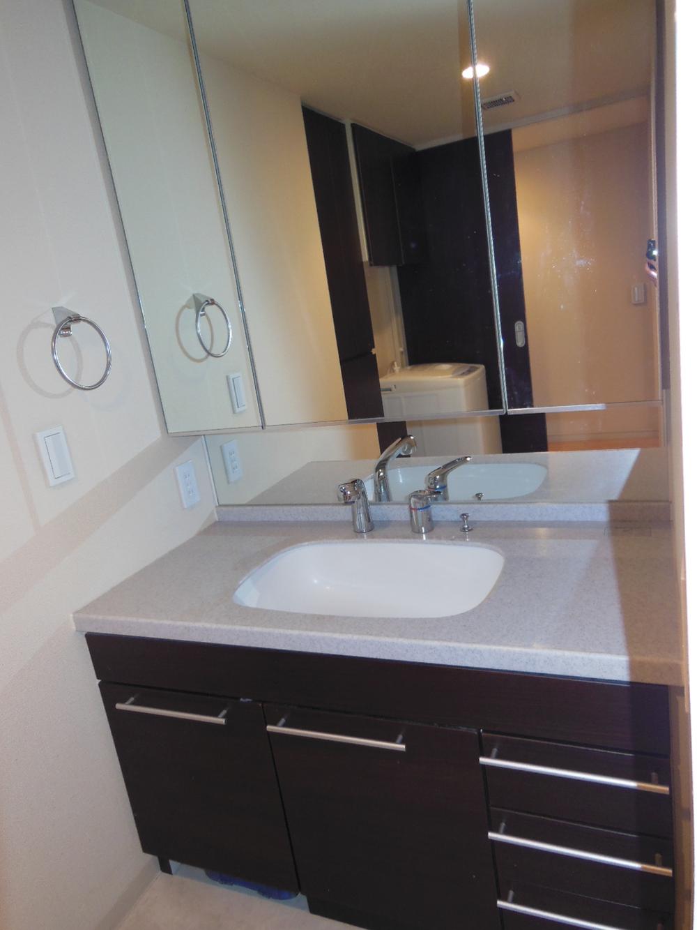 Wash basin, toilet. Three-sided mirror back with storage vanity (December 2013) Shooting