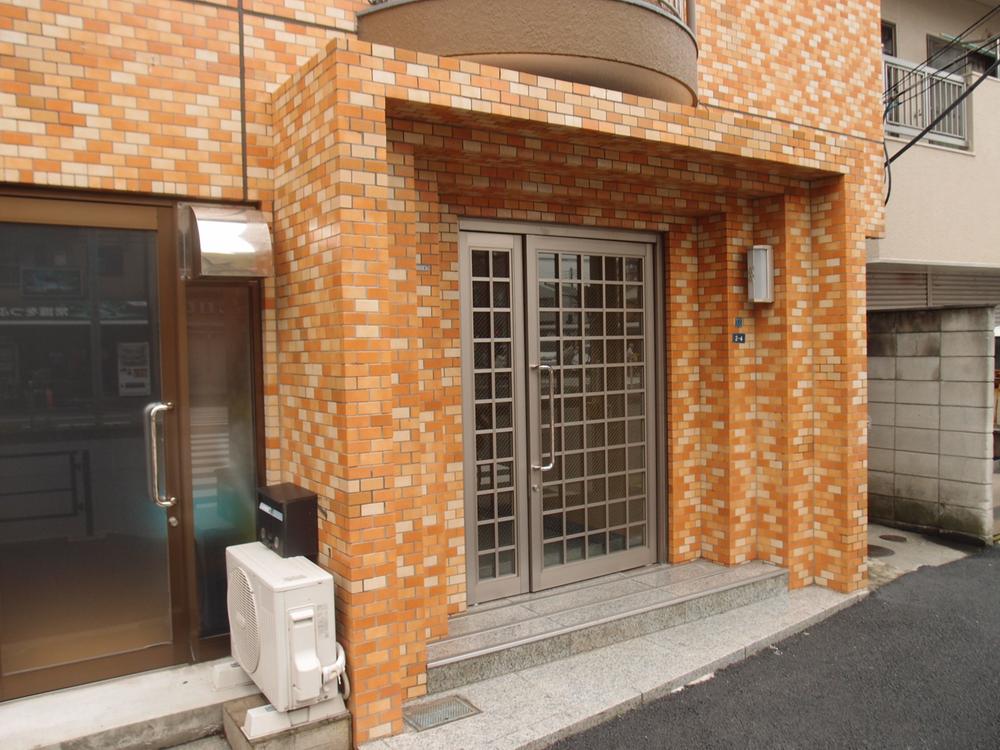 Entrance. Common areas