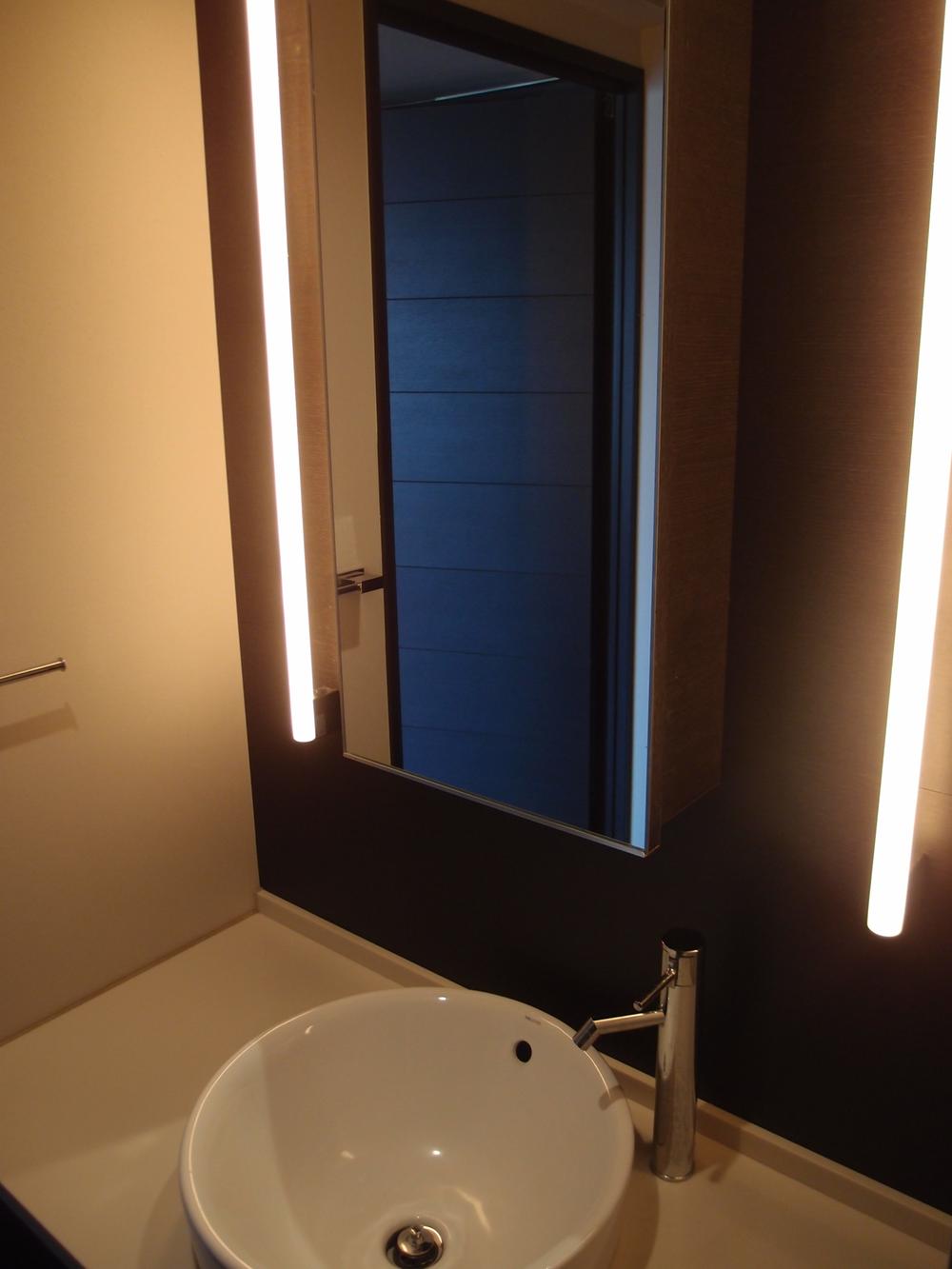 Wash basin, toilet. Is high design, It is vanity.