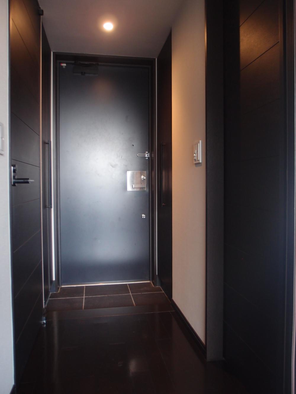 Entrance. It becomes flat specification.