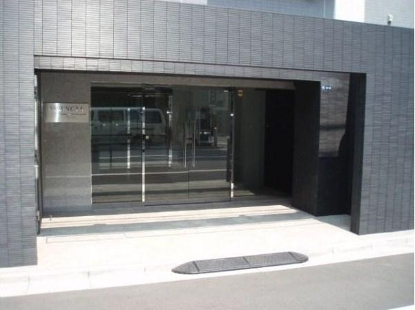 Entrance. Common areas