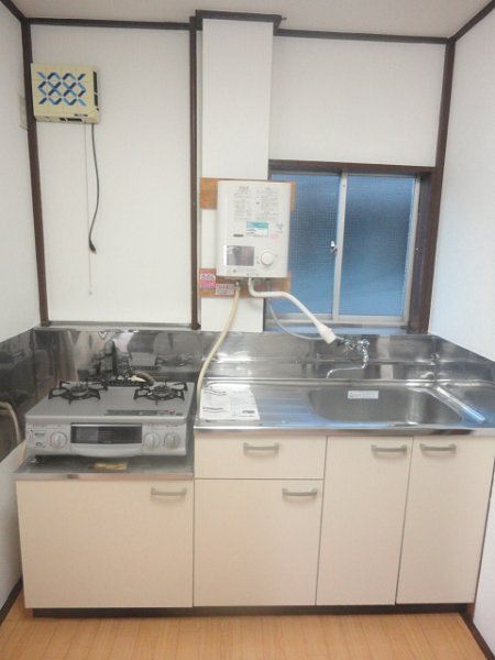 Kitchen. 2-neck with gas stove