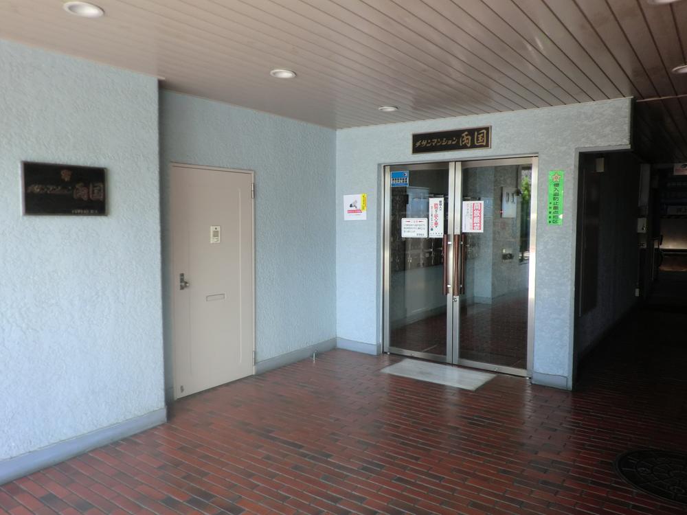 Entrance. Common areas