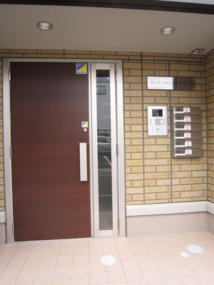 Entrance. Shared entrance (auto lock)