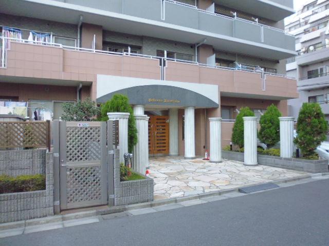 Entrance. Common areas