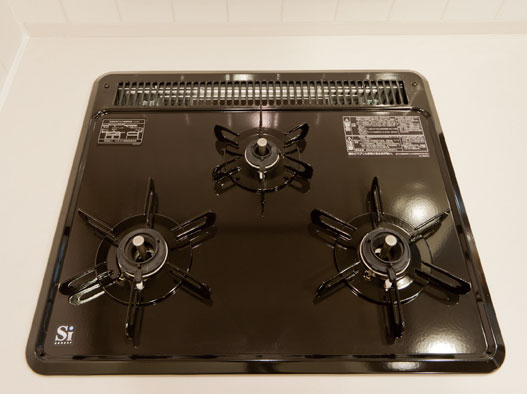 Kitchen.  [Enamel top gas stove] Care has adopted a simple enamel top gas stove at high heating power and energy conservation.