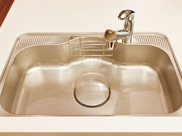 Kitchen.  [Quiet wide sink] By affixing the damping material to sink back, Reduce the sound of water and cooking utensils hits to sink. Also it provides a convenient stainless steel drainer plate.
