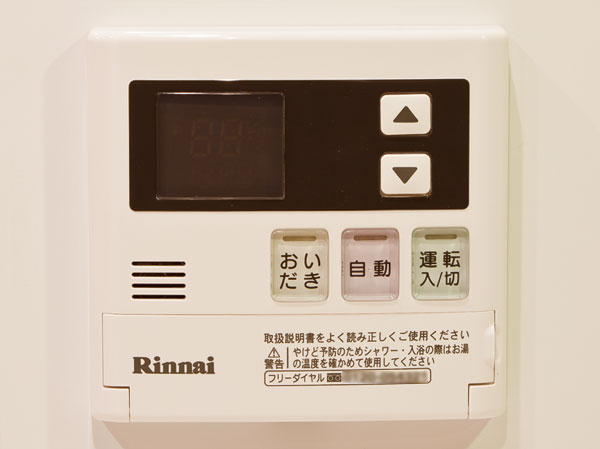 Bathing-wash room.  [Semi Otobasu] One button at a temperature ・ Hot water, etc. can be set. It is also equipped with automatic reheating function, Bathing can be enjoyed in the comfort of hot water at any time.