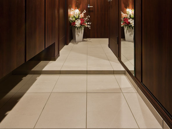 Interior.  [Entrance floor ・ Hallway floor] Entrance ・ The corridor of the floor, Adopt a large Italian porcelain tile of 30cm angle. Beauty will produce a feeling of luxury in the foyer around.