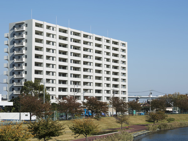 Buildings and facilities. here, Us crowded wrapped gently all 100 units, There is a big natural. And the firmament which spread to the other side of the river flow, Sunshine full of living of all households facing south unique, And you can enjoy a pleasant view and a feeling of opening of Riverview unique. (Local appearance photo ※ 2013 November shooting)